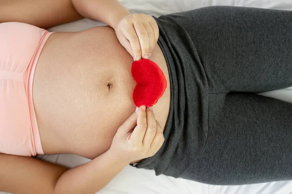 Felice donna incinta e in attesa di bambino a casa. — Foto Stock