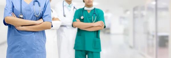 Ιατρός Γενικής Ιατρικής Χειρουργός Και Νοσηλευτής Που Βρίσκεται Στο Νοσοκομειακό — Φωτογραφία Αρχείου