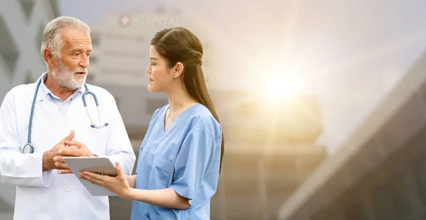 Senior und junger Arzt im Krankenhaus. — Stockfoto