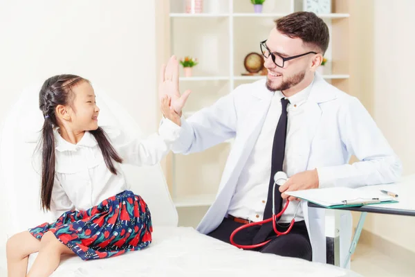 Médico examinando pequeño niño feliz en el hospital . — Foto de Stock