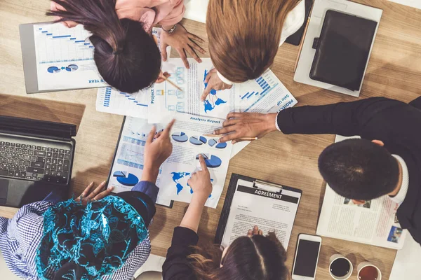 Gente de negocios en reunión de grupo en la oficina. — Foto de Stock