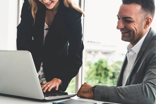 Empresário e empresária que trabalha no escritório. — Fotografia de Stock