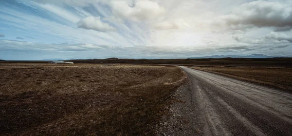 Пустая грунтовая дорога по сельской местности . — стоковое фото