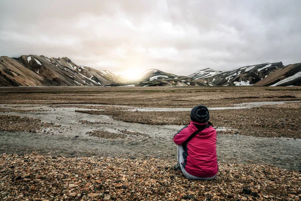 Caminhada de viajantes em Landmannalaugar Islândia Highland — Fotografia de Stock