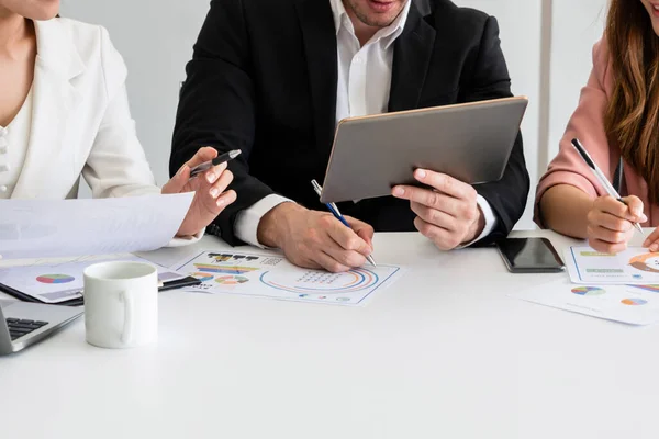 Empresário e empresárias que trabalham no escritório. — Fotografia de Stock