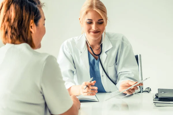 Femme médecin et patiente au bureau de l'hôpital — Photo