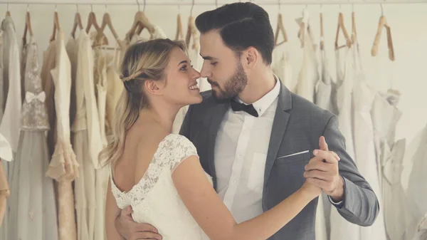 Novia y novio en la ceremonia de preparación de vestido de novia . — Foto de Stock