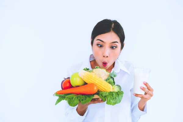 Mulher nutricionista apresentando alimentação saudável . — Fotografia de Stock