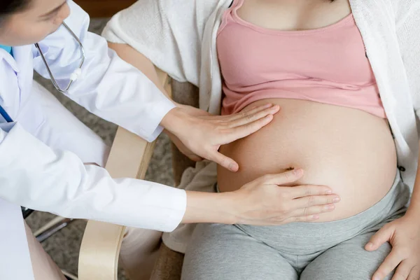 Mulher Grávida e Ginecologista Médica do Hospital — Fotografia de Stock