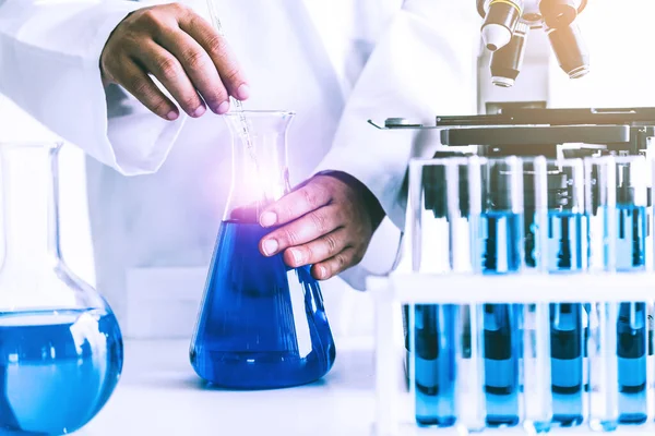 Cientista que trabalha em laboratório de bioquímica . — Fotografia de Stock