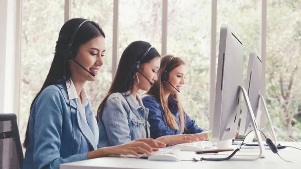 Customer Support Agent oder Call Center mit Headset — Stockfoto