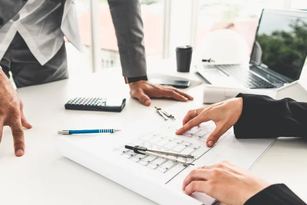 Arquitecto e ingeniero trabajando con dibujo. — Foto de Stock