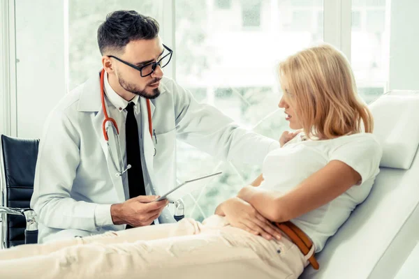 Médico y paciente femenino en el consultorio del hospital — Foto de Stock