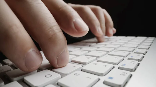 Primer plano de enfoque suave digitación del dedo en el teclado . —  Fotos de Stock