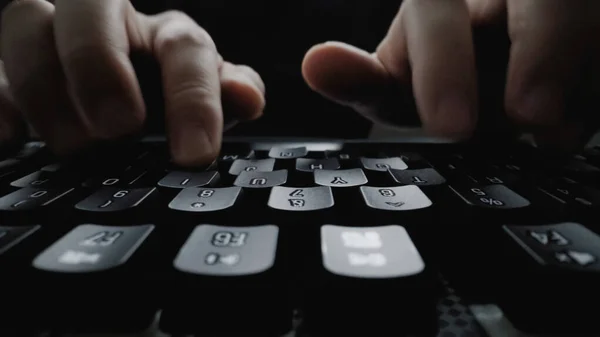 Zbliżenie soft-focus palec pisania na klawiaturze. — Zdjęcie stockowe