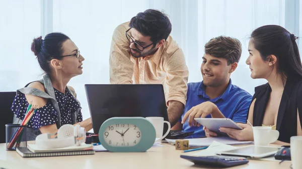 Reunión de grupo de gente de negocios creativa oficina. — Foto de Stock