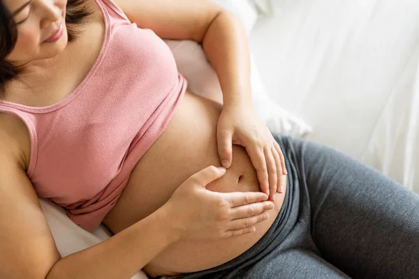 Mulher grávida feliz e esperando bebê em casa. — Fotografia de Stock