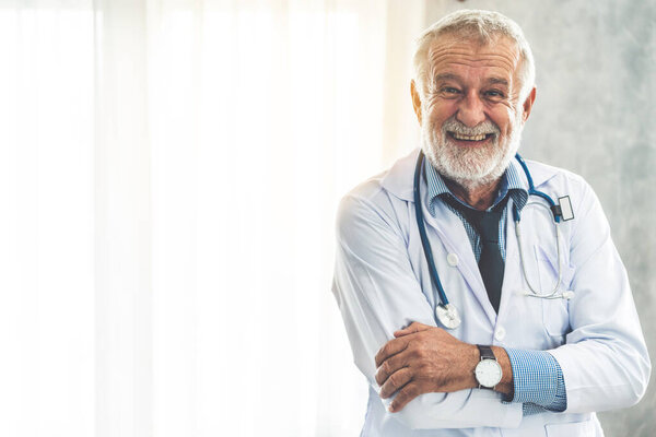 Hastane ofisinde çalışan doktor. — Stok fotoğraf