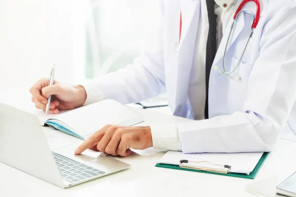 Médico trabajando en el hospital ordenador portátil . — Foto de Stock