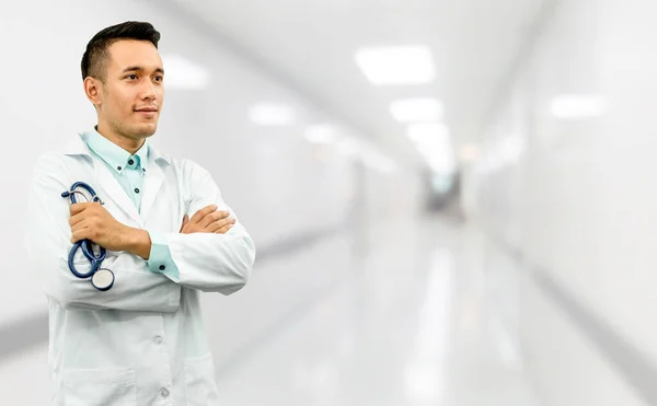 Lekarz Stojący Gabinecie Szpitalnym Opieka Medyczna Usługi Lekarskie — Zdjęcie stockowe