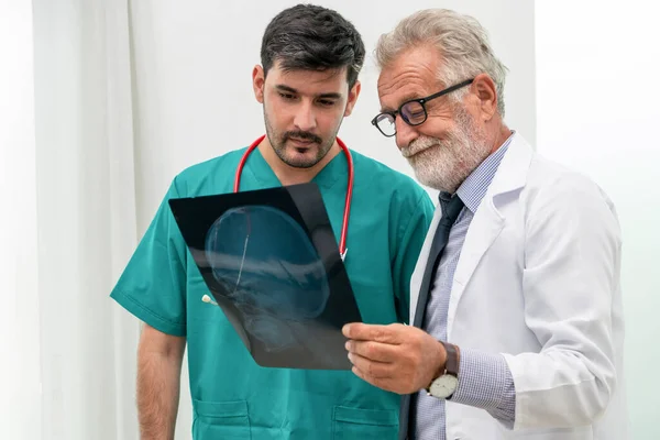 Doctor en el hospital trabajando en imagen de película de rayos X . — Foto de Stock
