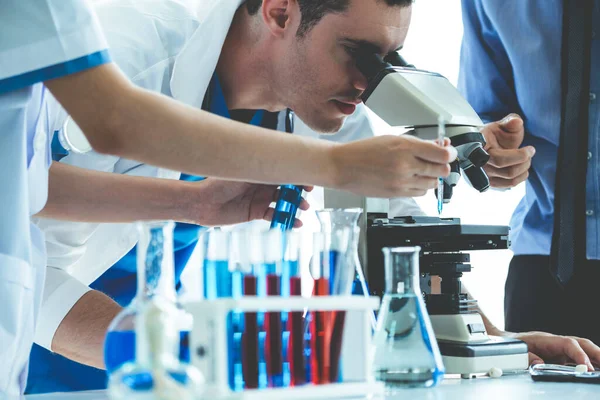 Grupo de científicos que trabajan en laboratorio químico . —  Fotos de Stock