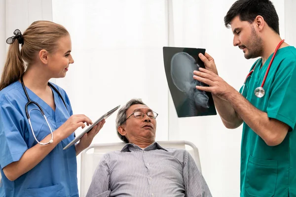 Doctor team werken met x ray filmbeeld van de patiënt. — Stockfoto