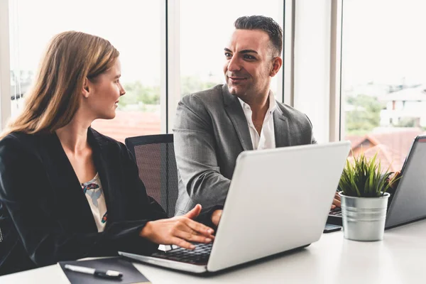 Empresário e empresária que trabalha no escritório. — Fotografia de Stock