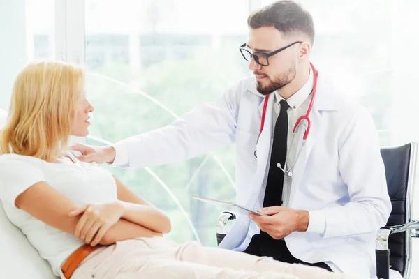 Médico y paciente femenino en el consultorio del hospital — Foto de Stock