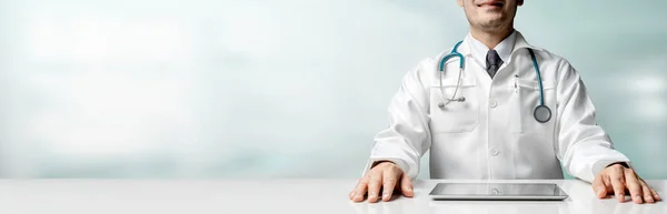 Αρσενικό Γιατρός Κάθεται Στο Τραπέζι Τον Υπολογιστή Tablet Στο Γραφείο — Φωτογραφία Αρχείου