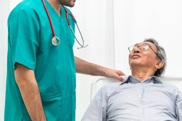 Squadra Medica Prende Cura Del Paziente Adulto Anziano Sdraiato Sul — Foto Stock