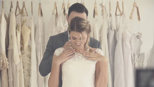 Noiva e noivo no vestido de noiva preparar cerimônia . — Fotografia de Stock