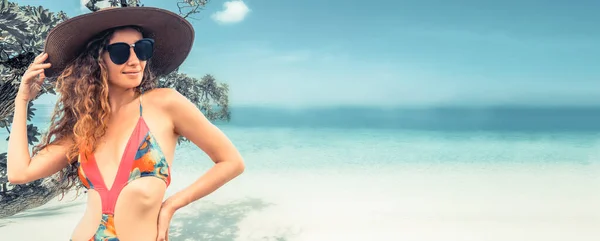 Glückliche junge Frau im Sommerurlaub am Strand. — Stockfoto