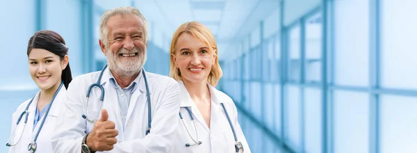 Médecin Professionnel Travaillant Bureau Clinique Hôpital Avec Autres Médecins Infirmières — Photo