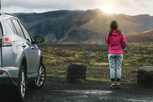 Turismo donna in auto SUV in Islanda. — Foto Stock