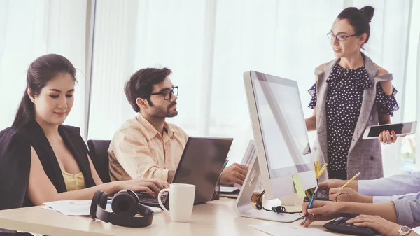 Cadre Supérieur Donne Des Conseils Aux Membres Équipe Des Gens — Photo