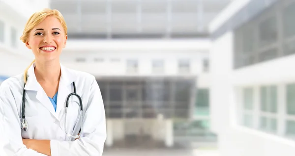 Mulher médica que trabalha no consultório do hospital. — Fotografia de Stock