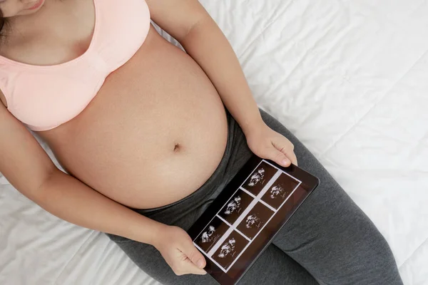 Glückliche Schwangere und erwartetes Baby zu Hause. — Stockfoto