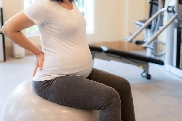 Aktive Schwangere trainieren im Fitnessstudio. — Stockfoto