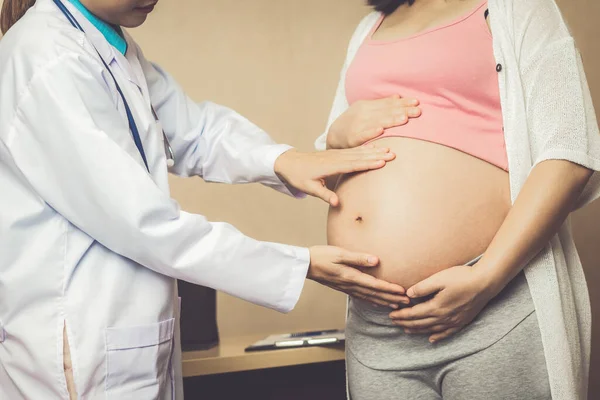 Donna incinta e ginecologo medico presso l'ospedale — Foto Stock