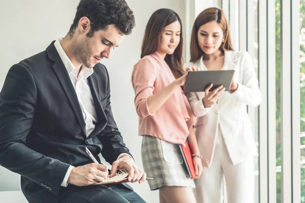 Empresario leyendo libro en oficina de negocios . — Foto de Stock