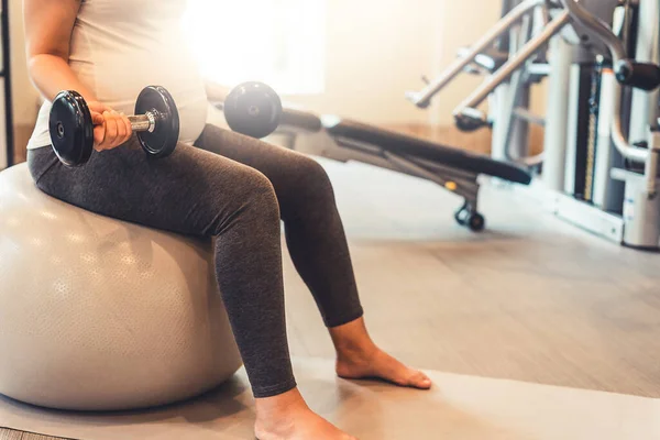 Aktív terhes nő testmozgás fitneszteremben. — Stock Fotó