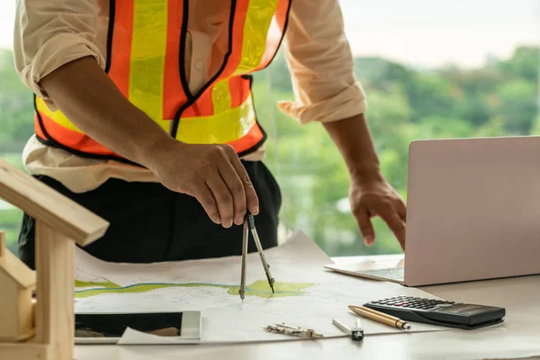 Joven arquitecto o ingeniero que trabaja en el escritorio . — Foto de Stock