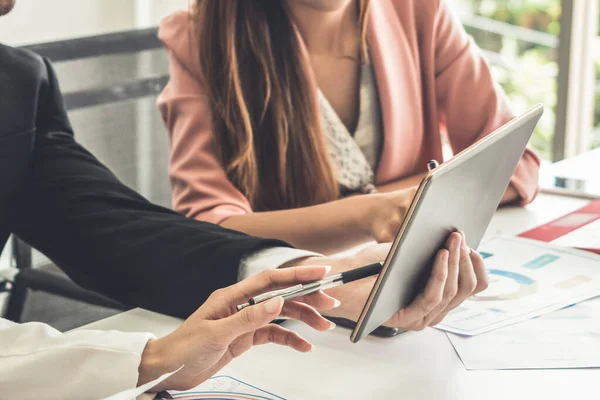 Homme d'affaires et femmes d'affaires travaillant dans le bureau. — Photo