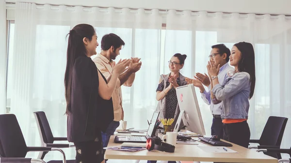 Grupo Empresários Sucesso Comemorando Sucesso Projeto Escritório Equipe Vencedora Conceito — Fotografia de Stock