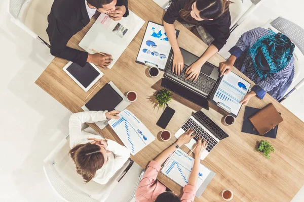 Gente de negocios en reunión de grupo en la oficina. — Foto de Stock