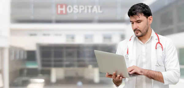 Médico usando computador portátil no hospital. — Fotografia de Stock