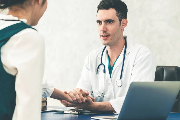 Giovane Medico Che Visita Una Paziente Nello Studio Dell Ospedale — Foto Stock