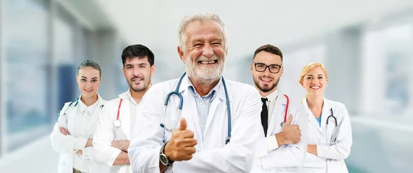 Médico Profesional Que Trabaja Consultorio Clínica Hospitalaria Con Otros Médicos — Foto de Stock