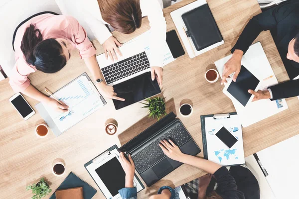 Des gens d'affaires en réunion de groupe à la salle de bureau. — Photo